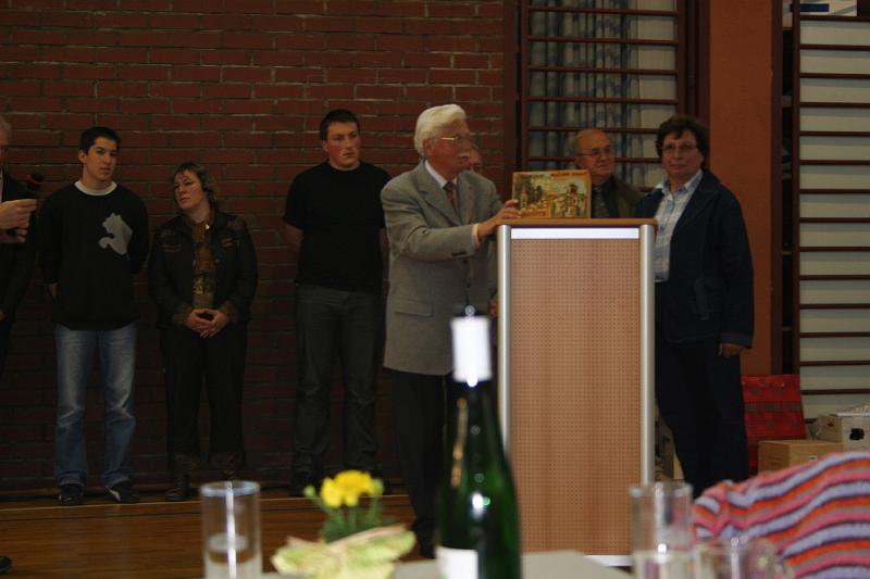 c - echange cadeaux (21).JPG - Echange de cadeaux - Fernand Allemand offre le jeu de boules.